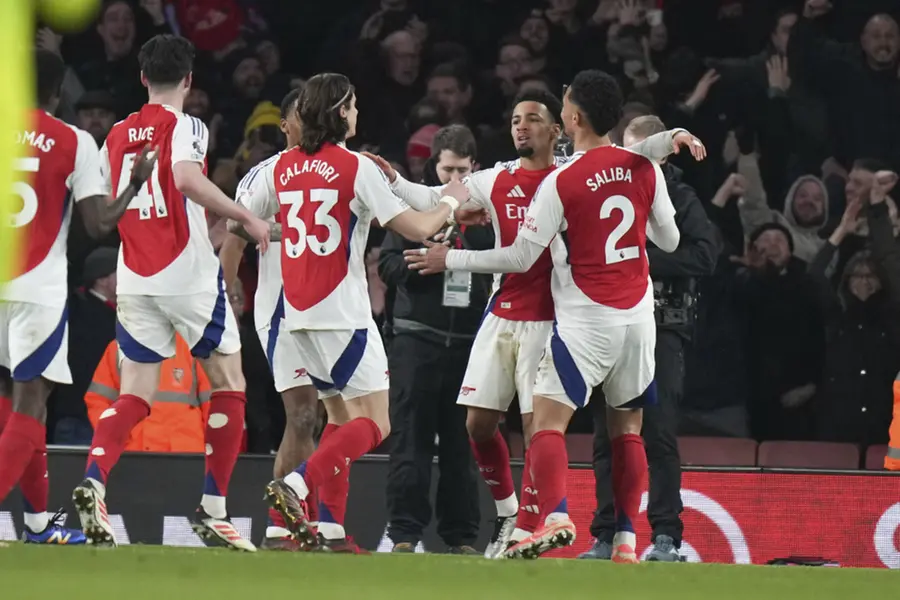 Arsenal stun Man City with 5-1 rout, close gap on Liverpool