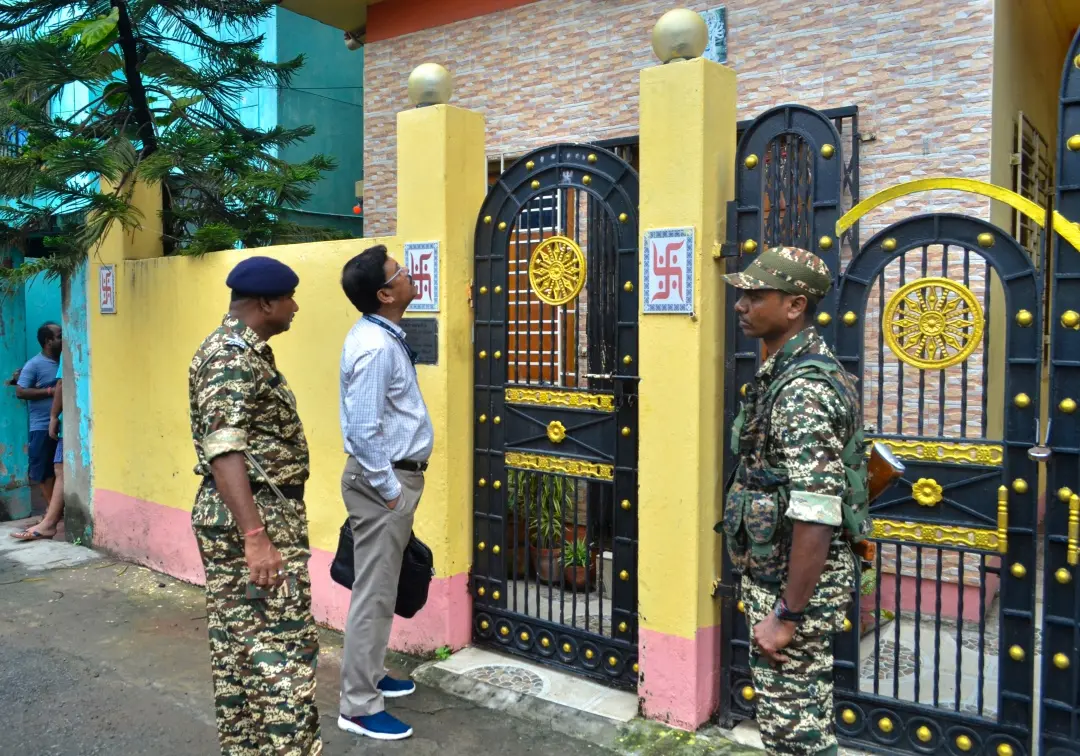 A CBI officer with paramilitary personnel outside the residence of former RG Kar Medical College principal Sandip Ghosh for an investigation regarding the alleged sexual assault and murder of the postgraduate trainee doctor and financial irregularities at the RG Kar Medical College | File Photo: ANI