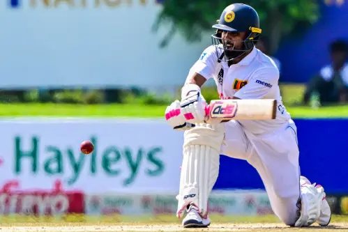 Sri Lanka struggles against Aussies as Dinesh Chandimal wages a lone battle
