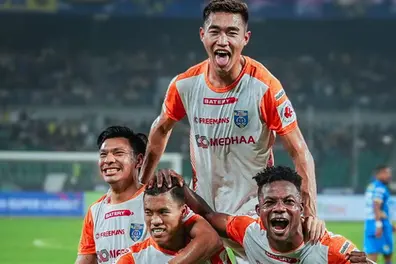 Adrian Luna, Noah Sadaoui on-field fight exposes cracks in Kerala Blasters squad | VIDEO