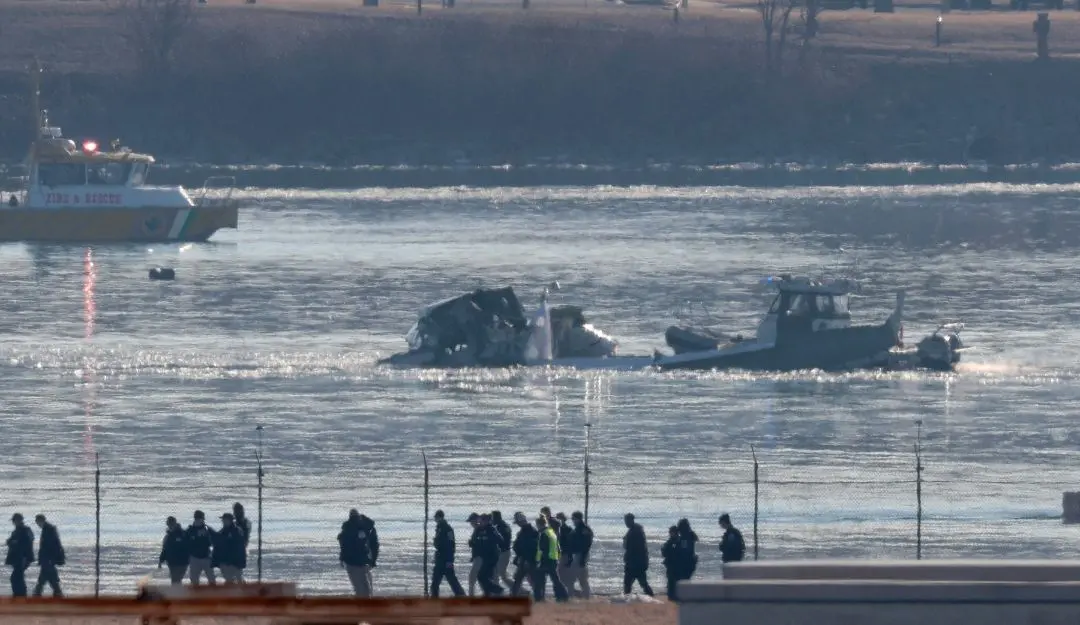 Emergency response units search the crash site of the American Airlines plane on the Potomac River (Photo: AFP)