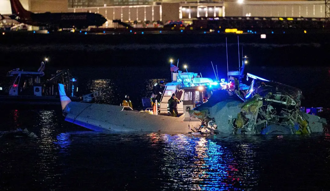 Emergency response units assess airplane wreckage in the Potomac River near Ronald Reagan Washington Airport (Photo: AFP)