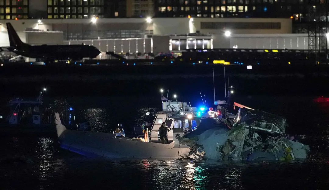 Emergency response units assess airplane wreckage in the Potomac River near Ronald Reagan Washington Airport | Photo: AFP