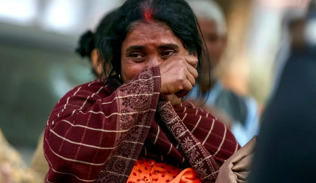 A pilgrim cries as she waits outside a mortuary to collect the body of a family member who died in stampede (Photo: AFP)