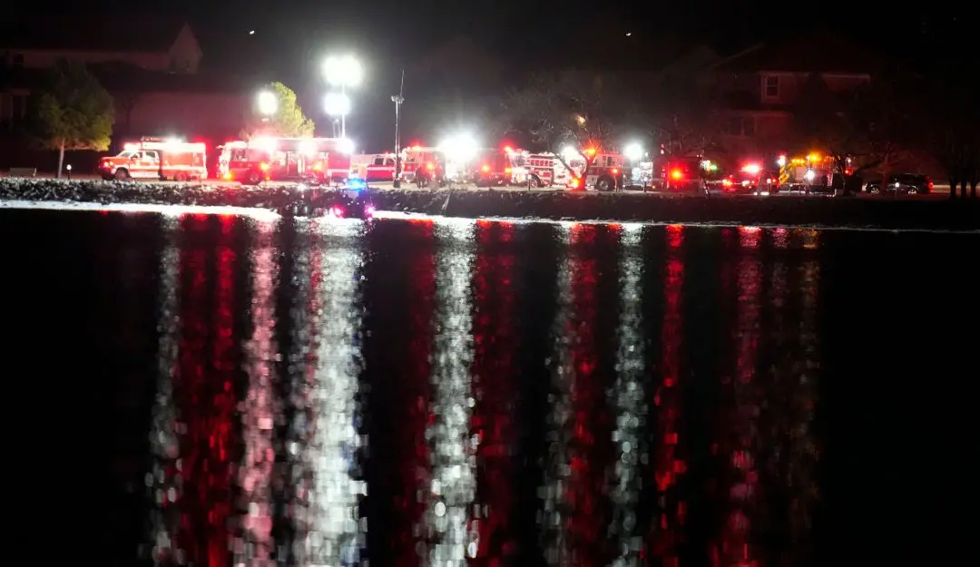 Emergency vehicles stage on the bank of the Potomac River in Washington | Photo: AP
