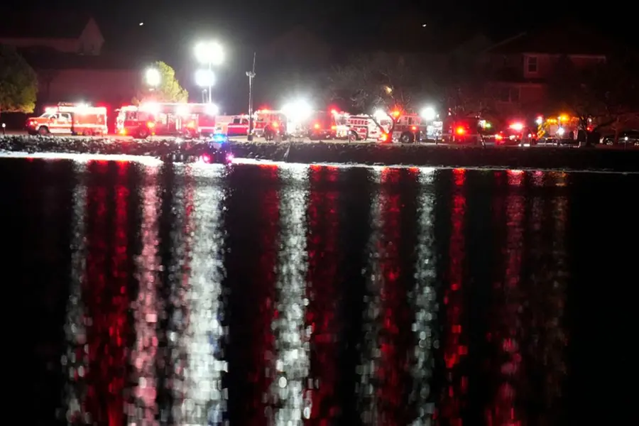 US midair crash: Hopes fade in Potomac’s freezing waters