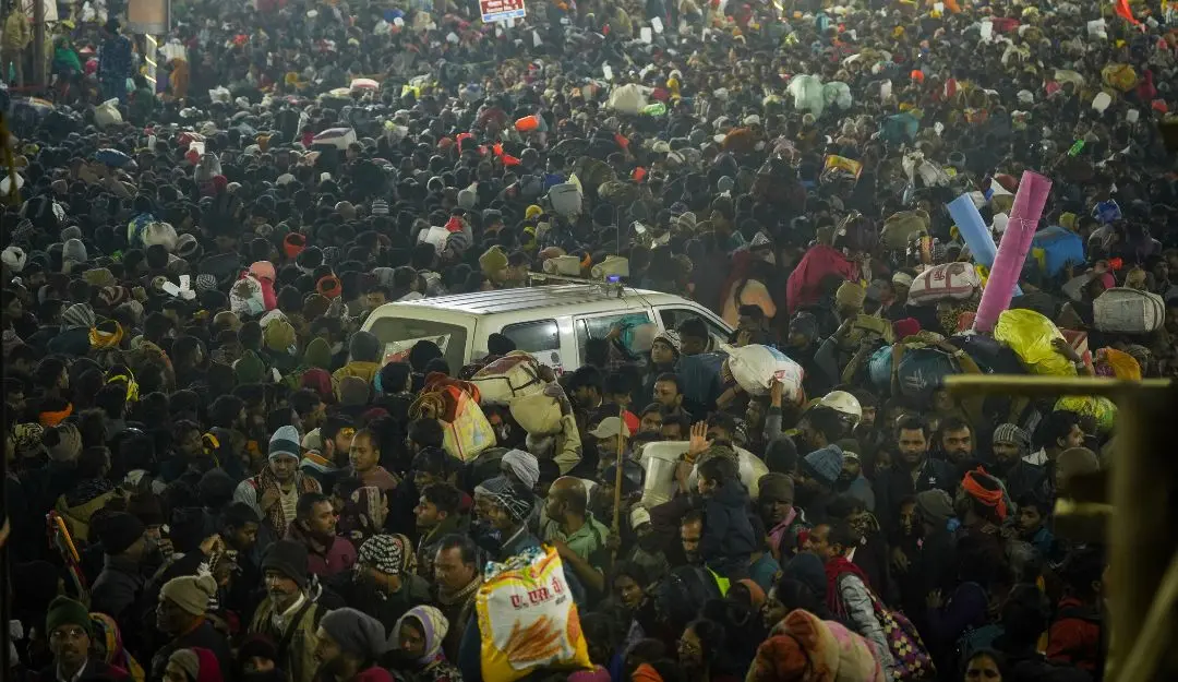 An ambulance moves in the middle of a crowd of Hindu devotees | Photo: AP