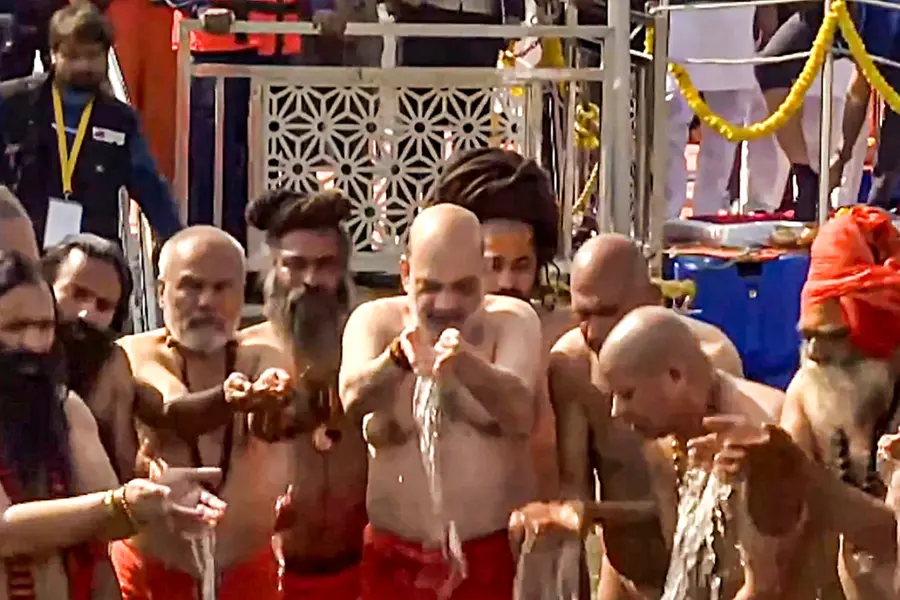 Mahakumbh: Union Minister Amit Shah takes holy dip in Sangam | WATCH