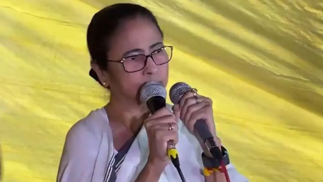 Mamata Banerjee talks to the protesting doctors in Kolkata on Saturday. | Screengrab/X