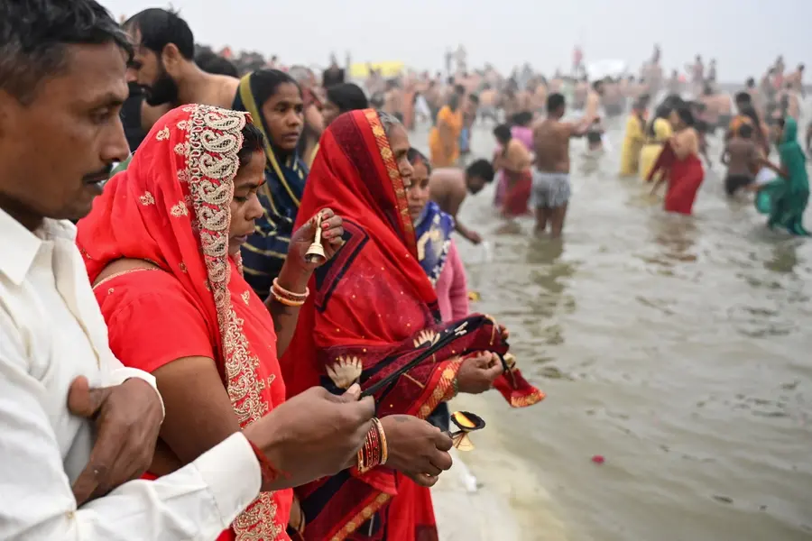 Over 40 lakh take first holy dip as Mahakumbh begins today; CM Yogi, PM Modi share messages | VIDEO