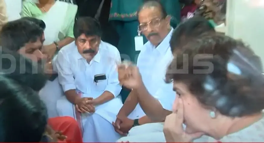 Priyanka Gandhi at the residence of woman died in tiger attack | Mathrubhumi News