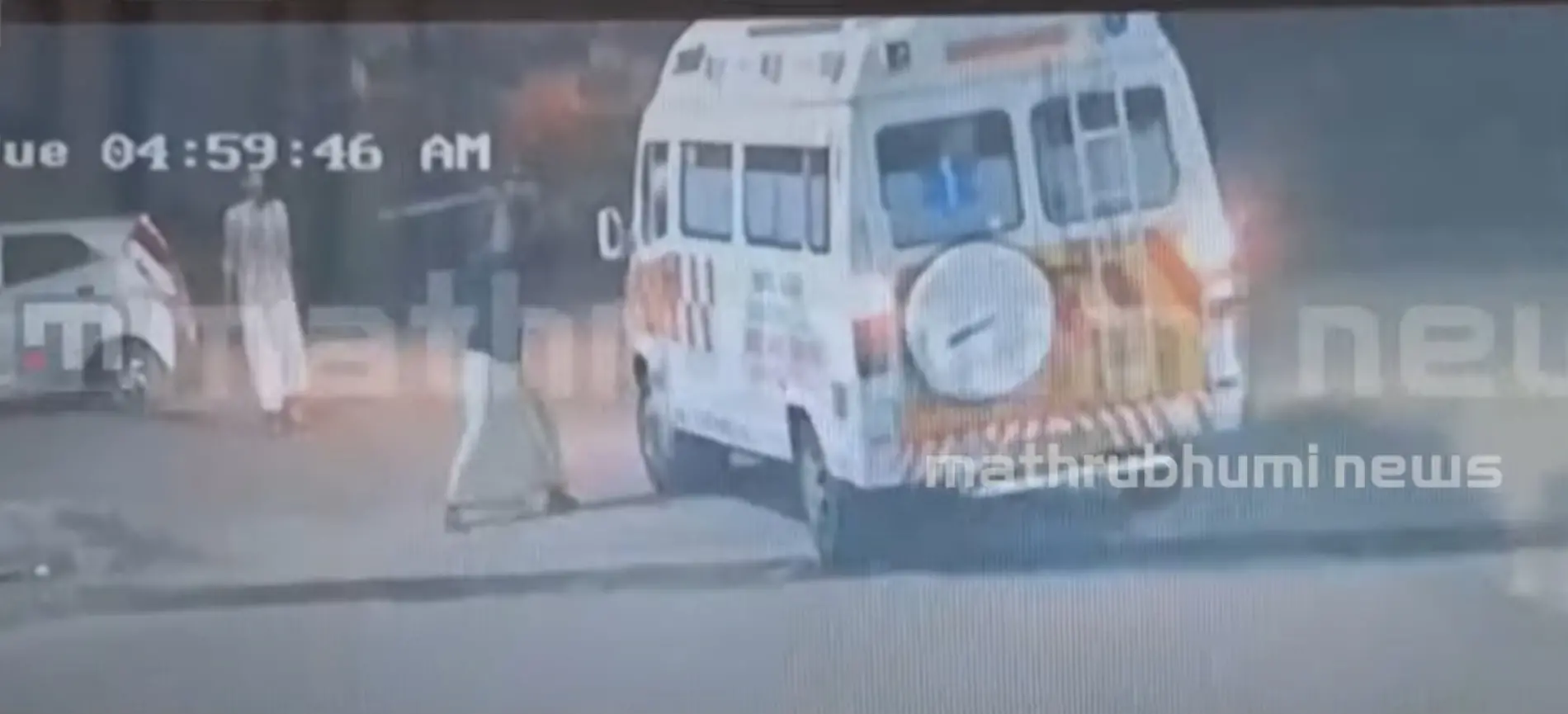 Students attacking ambulance carrying KSU activists | Photo: Screen grab of Mathrubhumi News