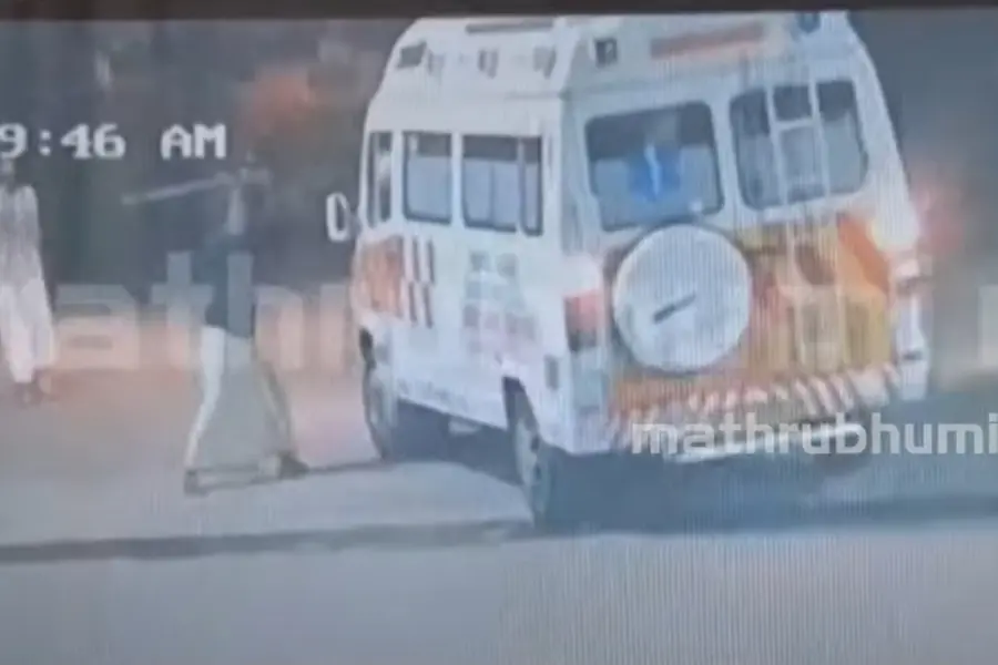 Shocking! Ambulance carrying injured KSU activists attacked at Calicut University fest | VIDEO