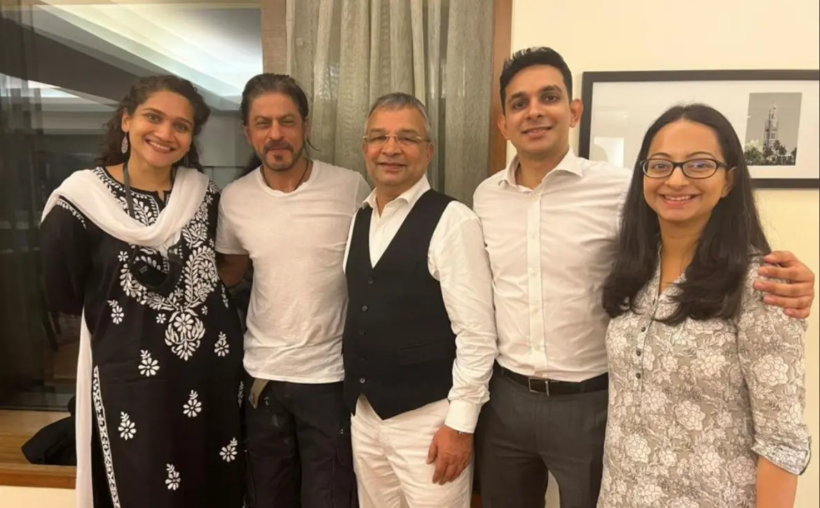 Shah Rukh Khan with lawyer Satish Maneshinde and his legal team I Photo: Twitter|ANI