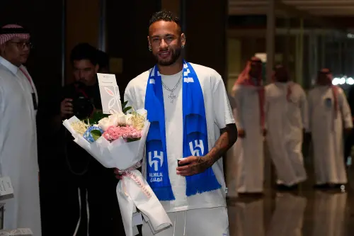 Brazilian forward Neymar arrives to Riyadh on August 18, 2023 after signing for Al-Hilal on a two-year contract | Photo: AFP
