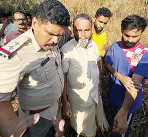 നാട്ടുകാർ തടഞ്ഞുവെച്ച മൊഗ്രാൽ-പുത്തൂർ ഗ്രാമപ്പഞ്ചായത്ത് വൈസ് പ്രസിഡന്റ് മുജീബ് കമ്പാറിനെ കുമ്പള പോലീസ് കസ്റ്റഡിയിലെടുത്ത് കൊണ്ടുപോകുന്നു