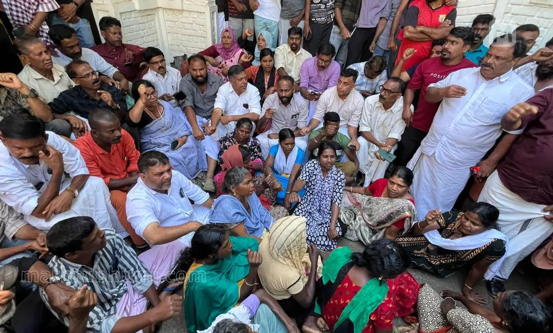 Residents protesting in front of Forest Department officials | Shaheer C H