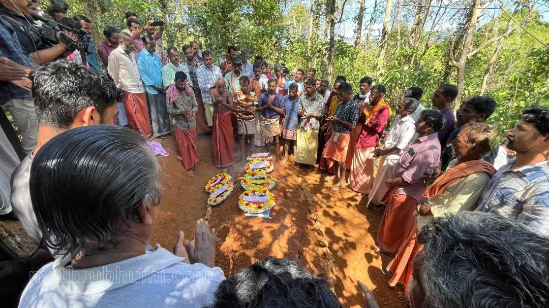 രാധയുടെ സംസ്കാരച്ചടങ്ങില് പങ്കെടുക്കുന്നവര് | ഫോട്ടോ: ഷഹീര് സി.എച്ച്. / മാതൃഭൂമി