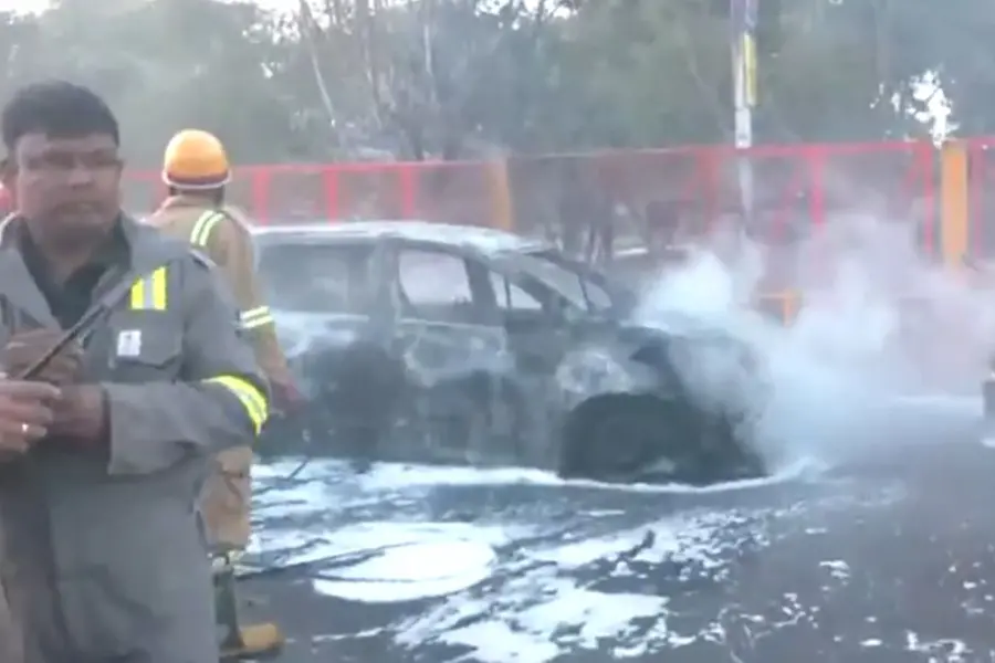 Fire breaks out in two parked vehicles near Mahakumbh | VIDEO