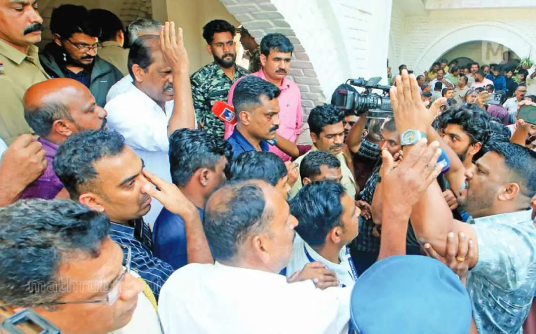 People protesting against Minister O R Kelu over the woman's death in tiger attack at Pancharakolly in Wayanad | Photo: V P Ullas/ Mathrubhumi