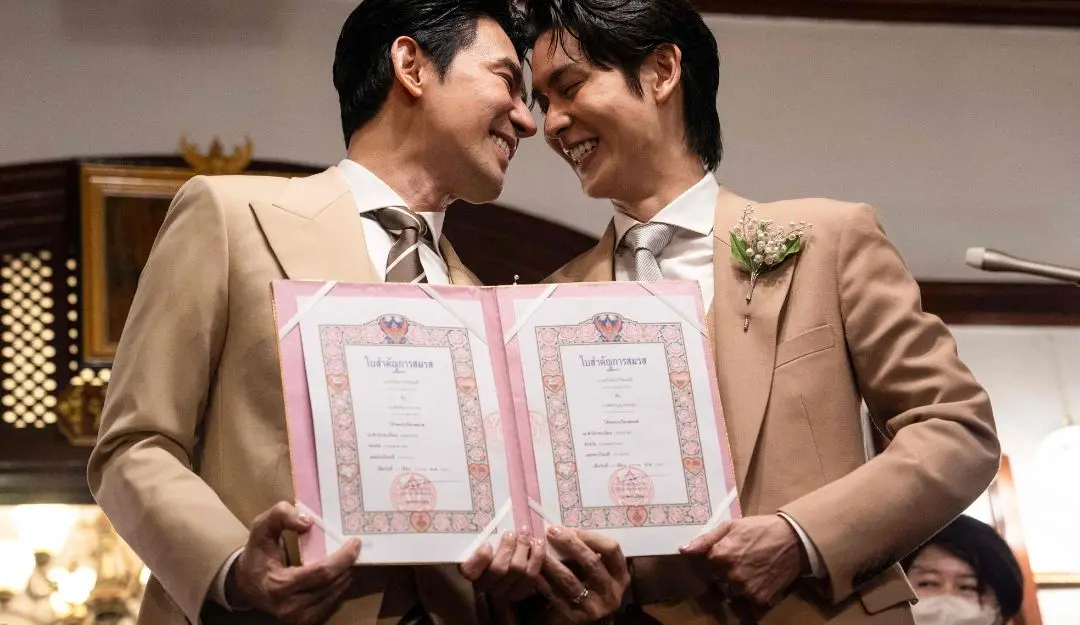 Thai actors Apiwat 'Porsch' Apiwatsayree (L) and Sappanyoo 'Arm' Panatkool pose for pictures after registering their same-sex marriage (Photo: AFP)