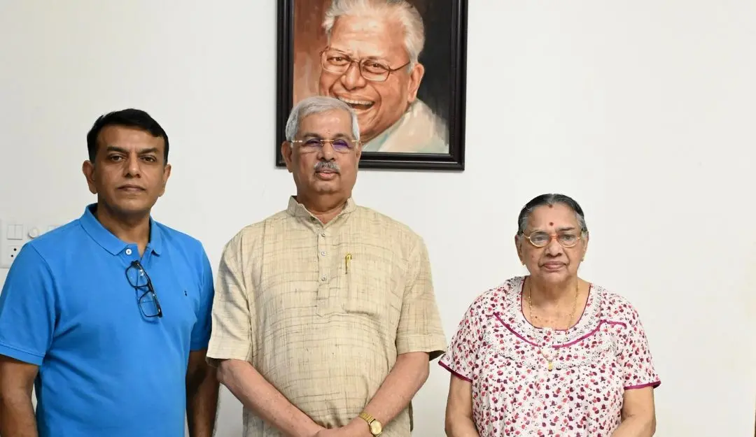Kerala Governor (centre), with VS Achuthanandan's family | Photo: x.com/KeralaGovernor