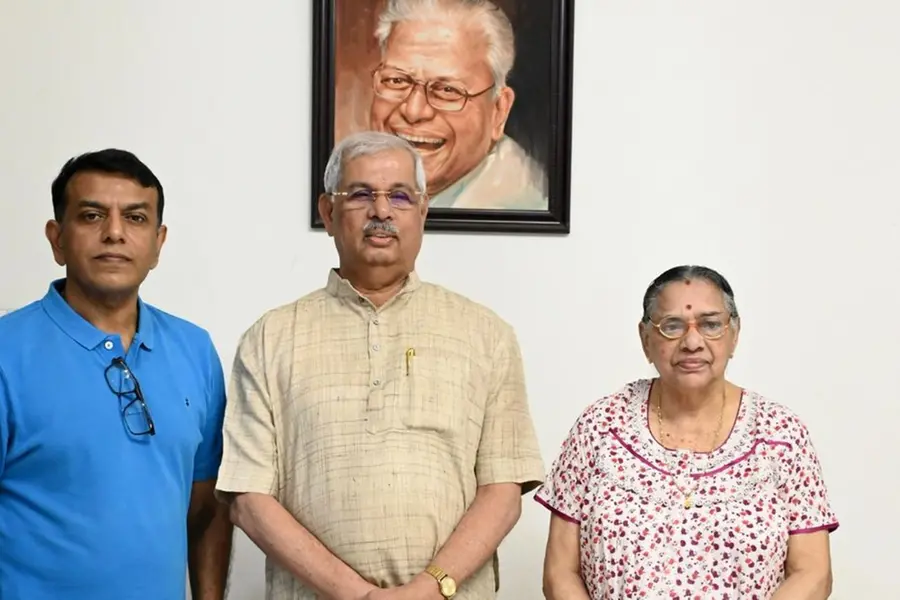 Kerala Governor Arlekar visits veteran leader VS Achuthanandan at his residence