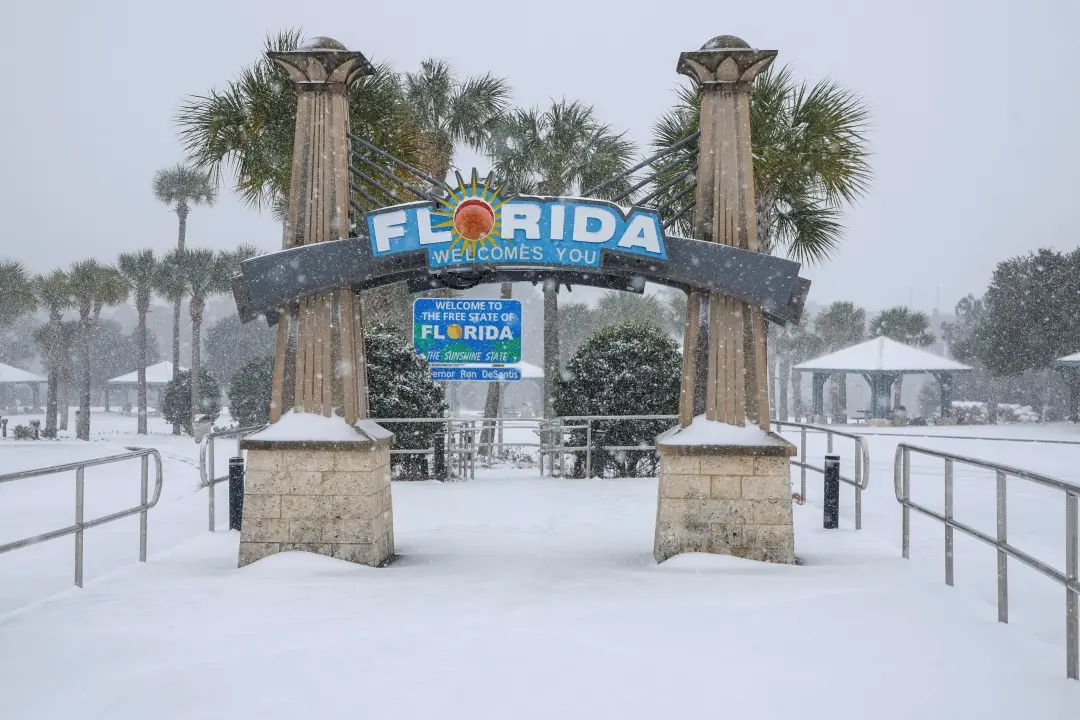 Heavy snow falls onto the Florida Welcome Center | Photo: AP
