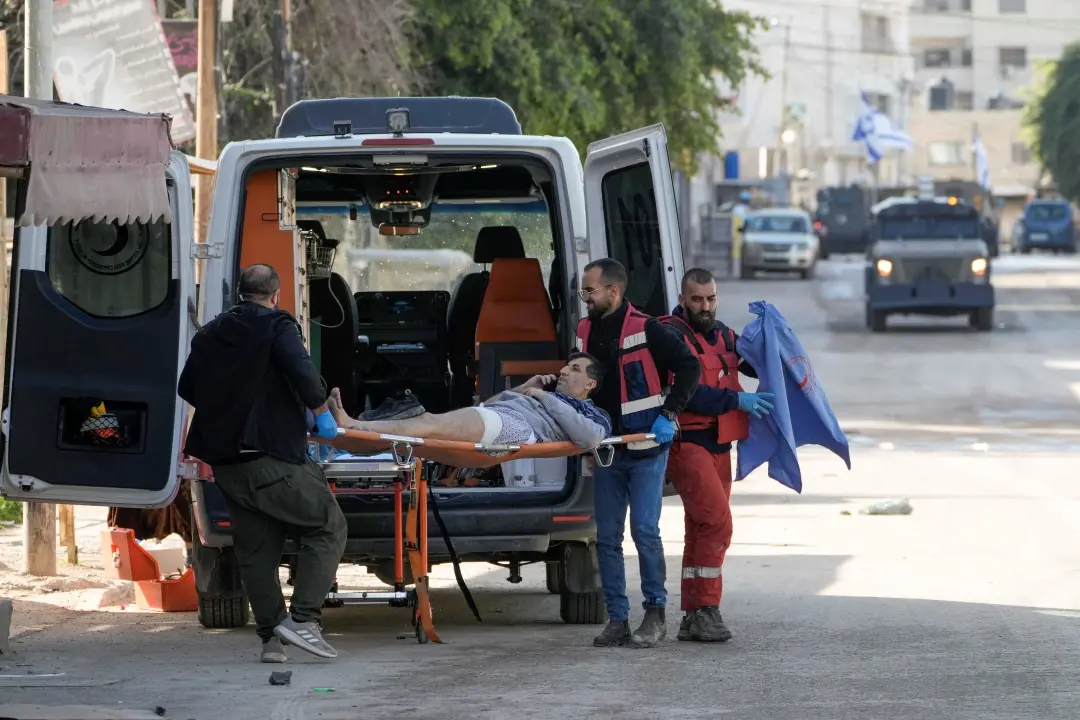 Medics evacuate a wounded man during an Israeli military operation in the West Bank city of Jenin | Photo: AP