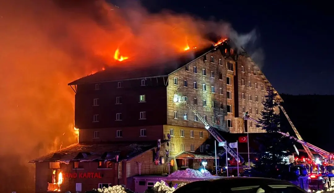 Firefighters work to extinguish a fire in a hotel at a ski resort of Turkey (Photo: AP)