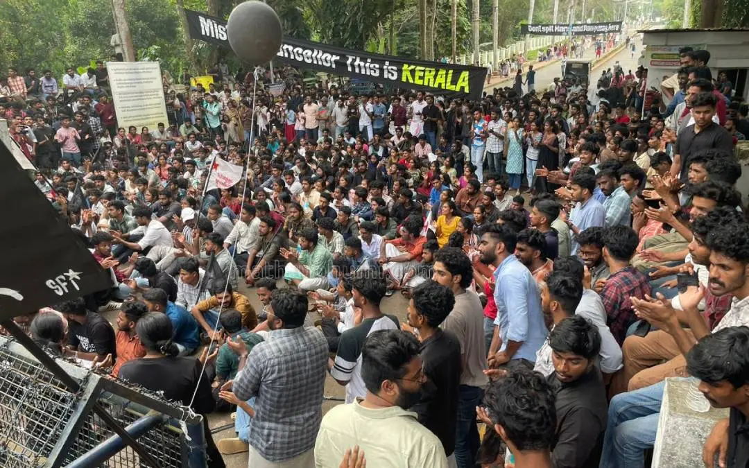Protest against Arif Mohammed Khan in Calicut University on Monday.  | Photo: MBI