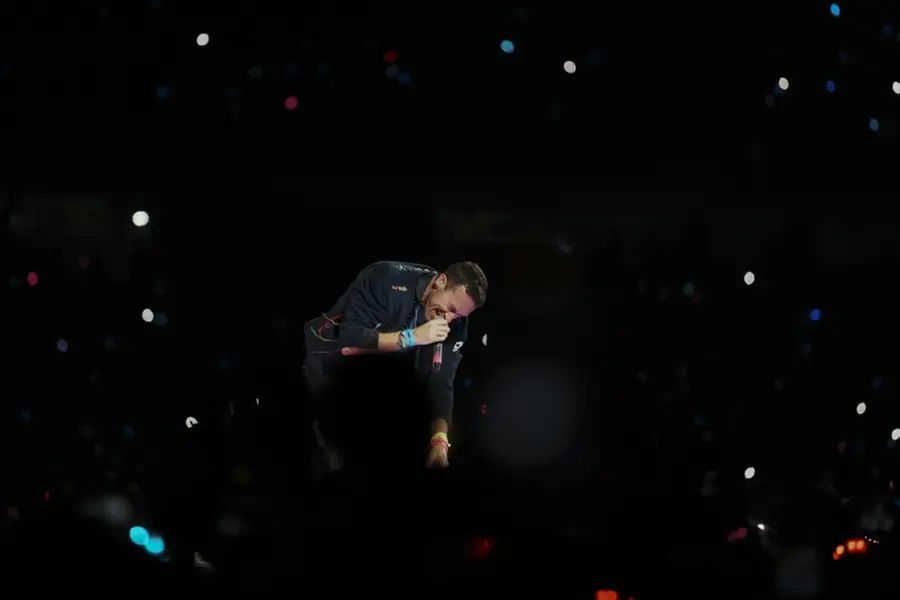 Chris Martin thanks India for forgiving Britain's past at Coldplay Mumbai concert | WATCH