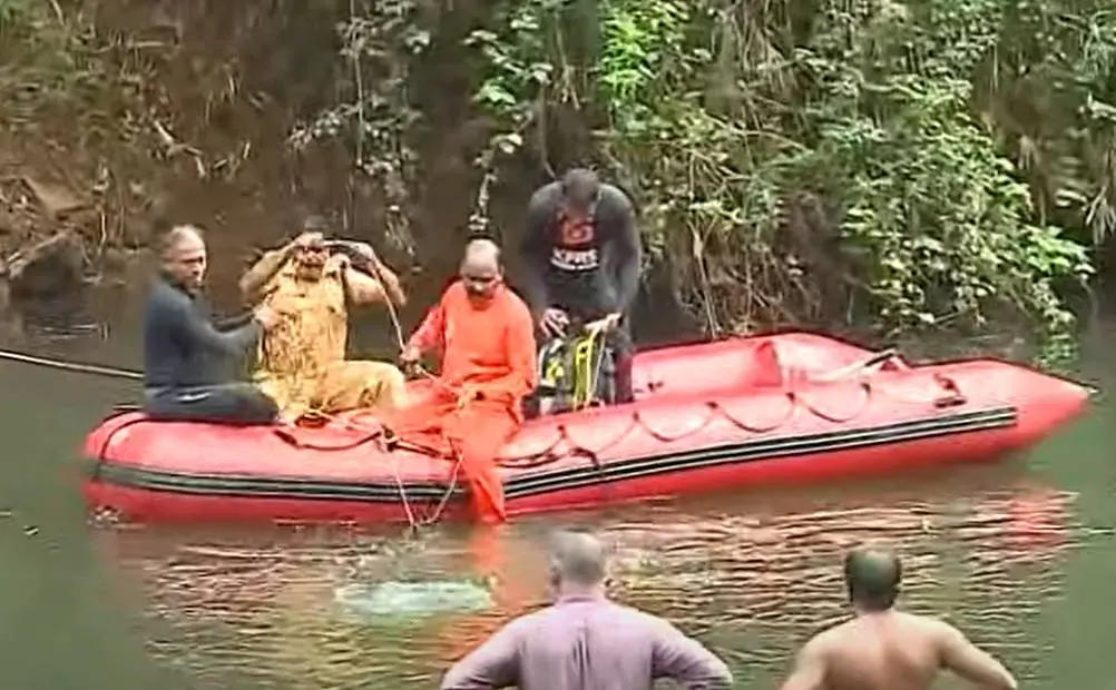 അച്ചൻകോവിലാറ്റിൽ രക്ഷാപ്രവർത്തനത്തിനെത്തിയ സ്കൂബാ സംഘം