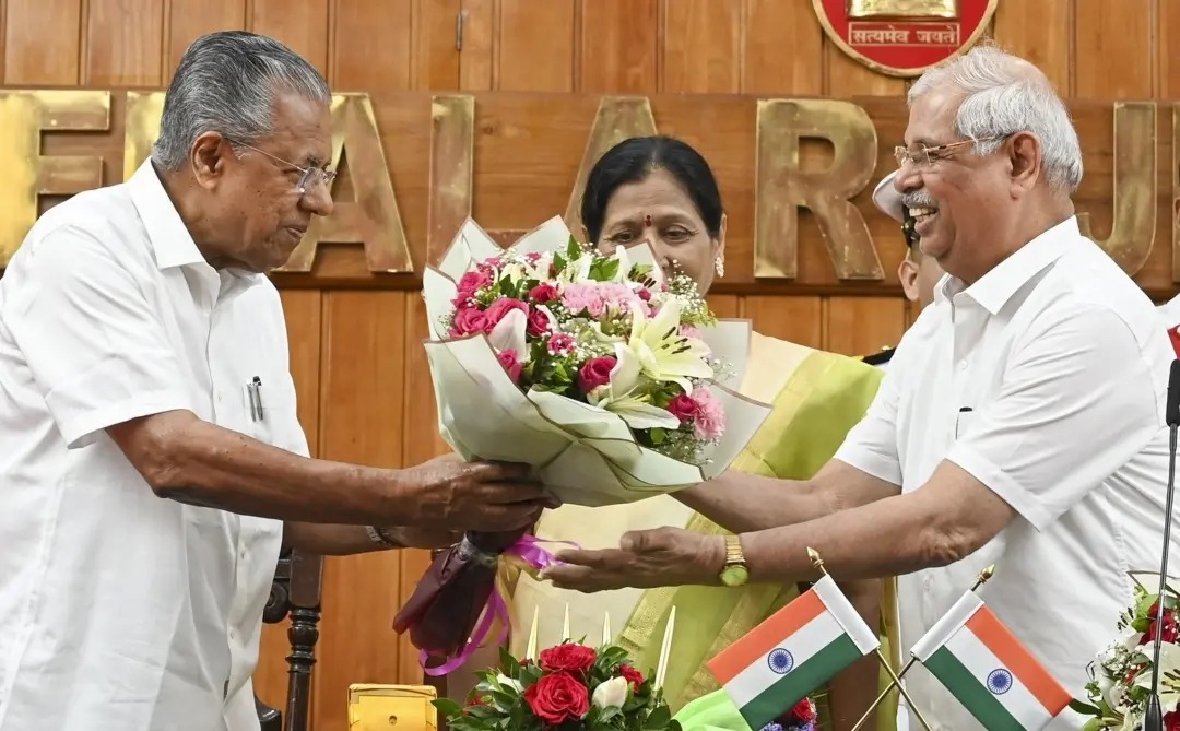 Kerala Chief Minister Pinarayi Vijayan, left, greets the newly sworn Governor Rajendra Vishwanath Arlekar during a ceremony at Raj Bhavan | File Photo: PTI