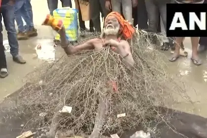What makes 'Kaante Wale Baba' a crowd favourite at Maha Kumbh? | VIDEO