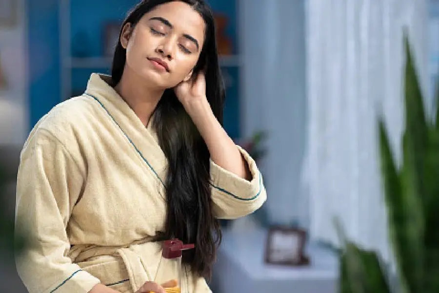 ഓയിൽ മസാജ് മുടികൊഴിച്ചിലും താരനും കുറയ്ക്കുമോ? മുടി തഴച്ചുവളരുമോ? ഡെർമറ്റോളജിസ്റ്റ് പറയുന്നു