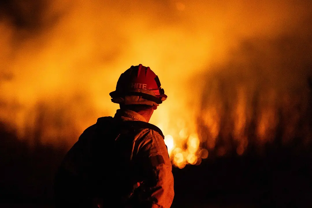 A firefighter monitors the spread of the Auto Fire in Oxnard, North West of Los Angeles, California | Photo: AFP