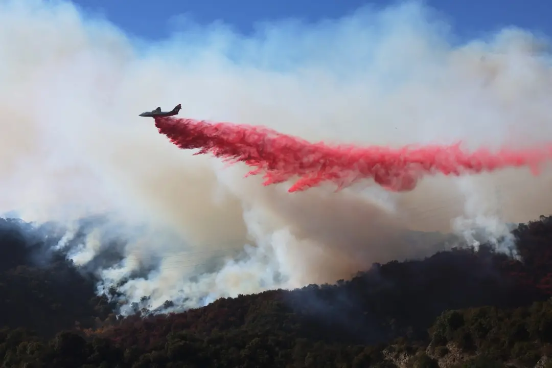 Retardant is dropped as the Palisades Fire grows near Encino Hills, California | Photo: AFP