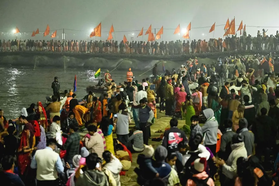 First ‘Amrit Snan’ of Mahakumbh sees grand turnout at Triveni Sangam on Makar Sankranti | WATCH