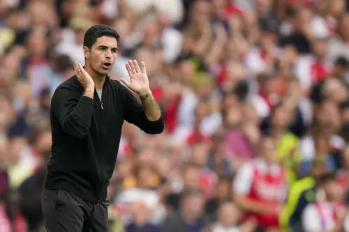 Arsenal's manager Mikel Arteta gives instructions to his players during a match | Photo: AP