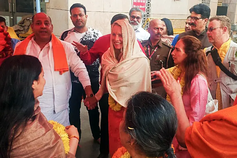 Wife of Steve Jobs, Kailashanand Giri Maharaj visit Kashi Vishwanath Temple in Varanasi