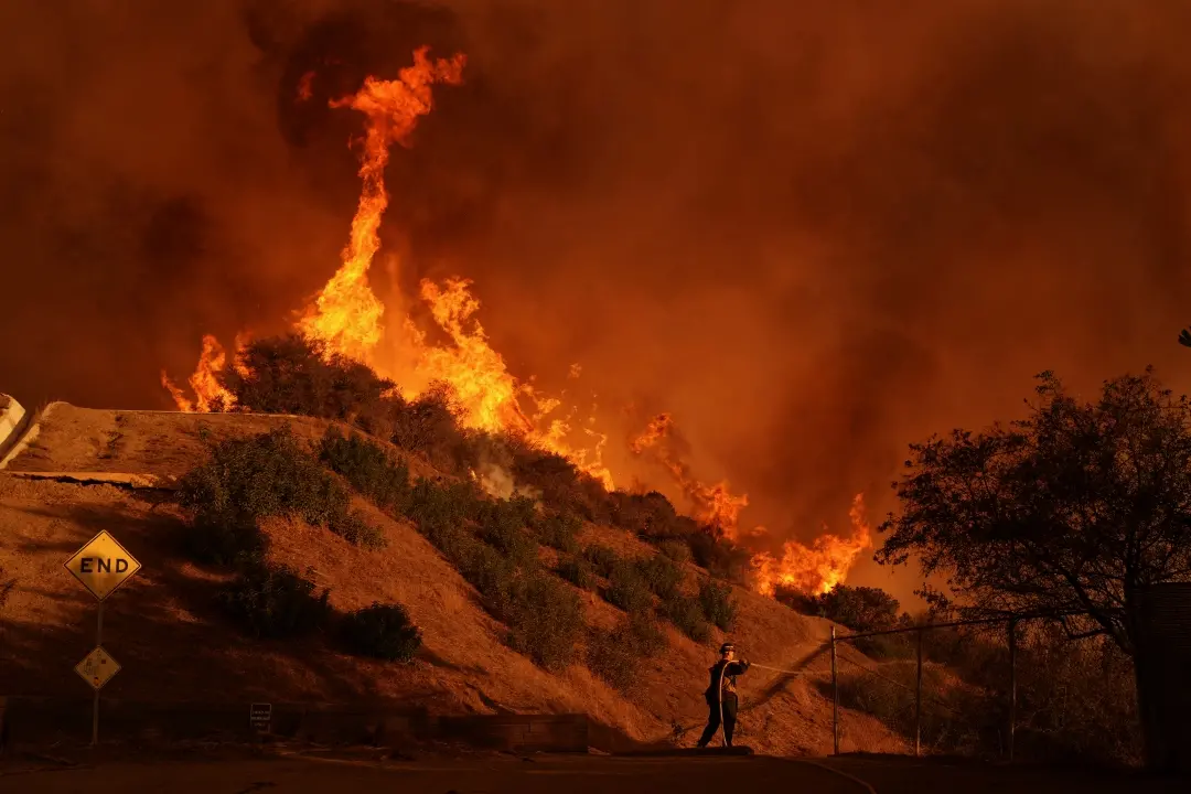 A firefighter battles the Palisades Fire in Mandeville Canyon in Los Angeles | Photo: AP