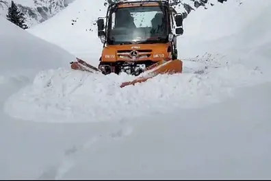 Heavy snow in J&K: Slippery conditions prompt warning against travel
