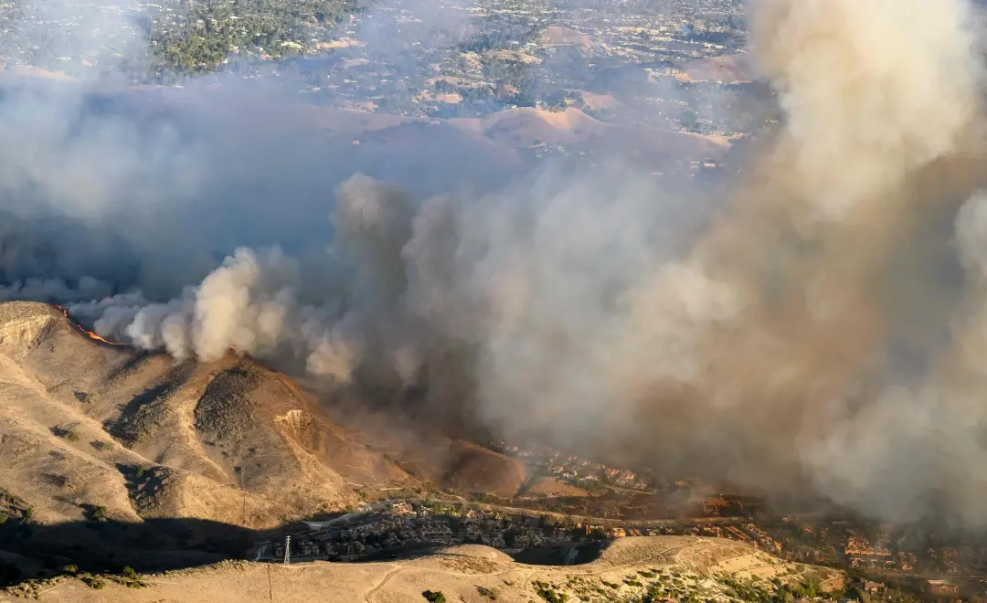 The Kenneth fire approaches homes in the Calabasas area of Los Angeles county, California | Photo: AFP