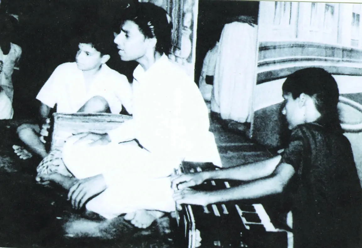 KJ Yesudas performs in the closing ceremony of the Kerala state school arts festival in 1958 held at Thiruvananthapuram. Near P Jayachandran - mridangam and Thrissur P Govindankutty - Harmonium