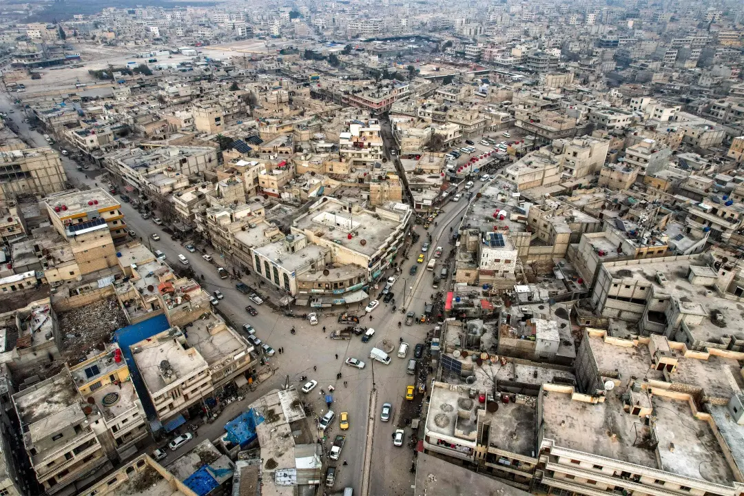 This aerial view shows a section of the city of Manbij, currently controlled by the Turkish-backed Syrian National Army faction, in Syria's northern Aleppo province | Photo: AFP