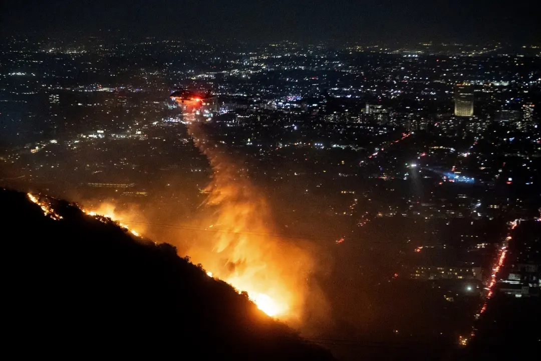 Water is dropped by helicopter on the burning Sunset Fire in the Hollywood Hills section of Los Angeles | Photo: AP