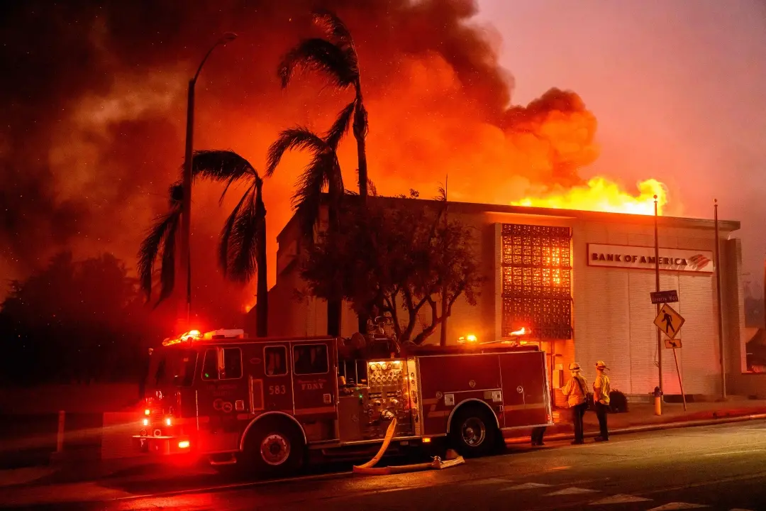 A Bank of America is fully engulfed in flames along Lake Ave. during the Eaton fire in the Altadena area of Los Angeles county, California | photo: AFP