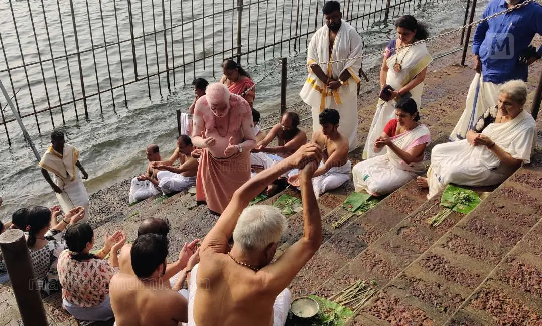 നിളയില് പിതൃതര്പ്പണമര്പ്പിക്കുന്ന എം.ടിയുടെ കുടുംബം| ഫോട്ടോ: അജിത് ശങ്കരന്