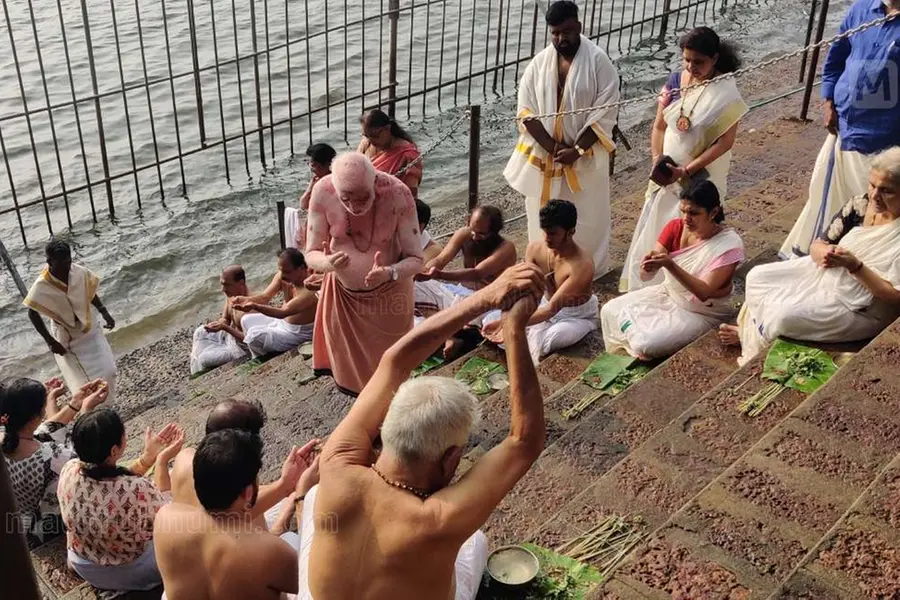 നിളയില് ബലിതര്പ്പണം നടത്തി എം.ടിയുടെ കുടുംബം
